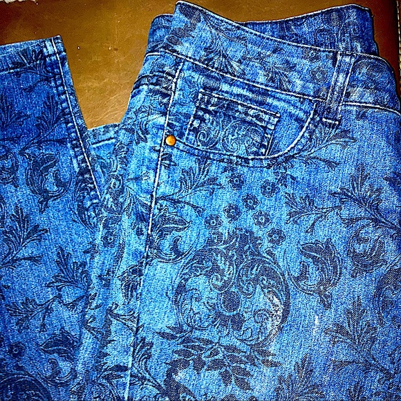 Women's Size 8 Decoded jeans with flower pattern like new - Picture 4 of 9